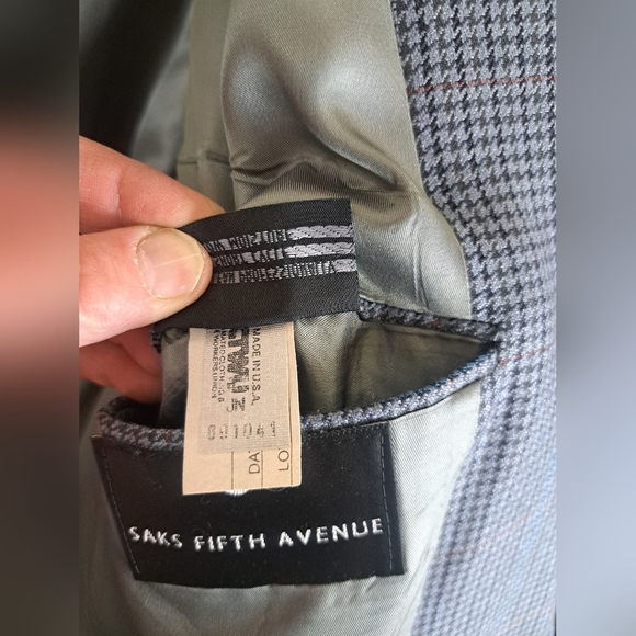 Burberry Gray Blazer with Classic Notched Lapel and Sophisticated Texture - Picture 9 of 16